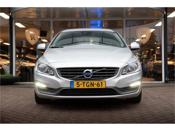 Volvo V60 2.0 D4 MOMENTUM  Image 2